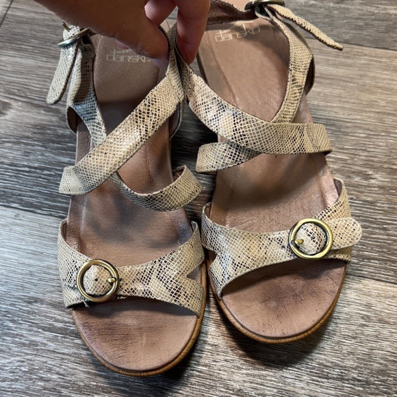 Dansko Shoes - Dansko Beige Snakeskin Strappy Sandals woman’s 39 (j87)